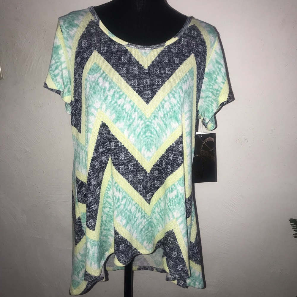 Absolutely Famous Multicolor short sleeve chevron Print Top Size L